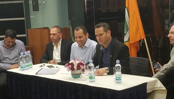 בתמונה: אייל בן סימון מנכ”ל הפניקס ורז קנסטליך ראש עיריית ראשון לציון